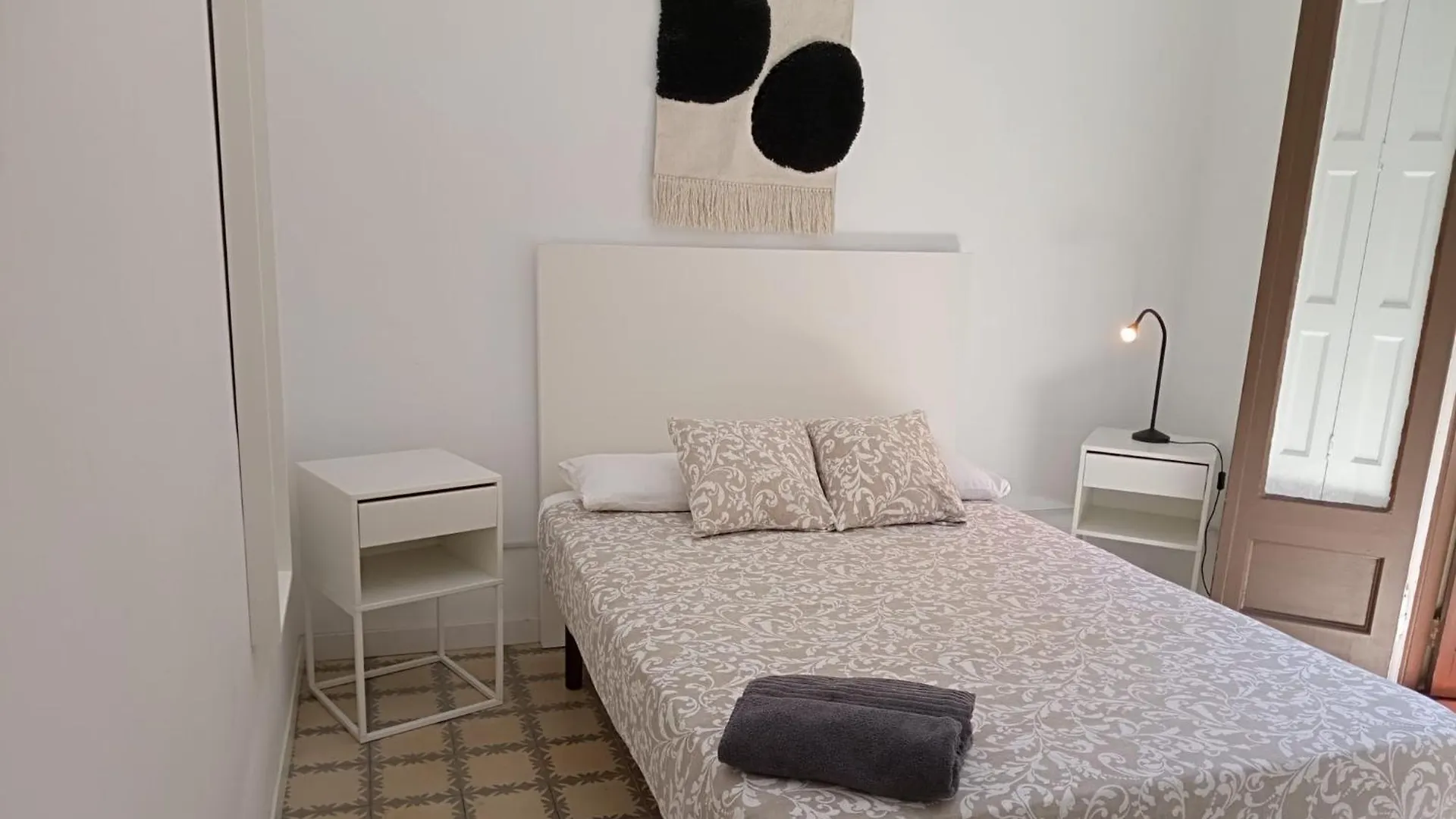 Amat Private Rooms Near Plaza Universitat バルセロナ 0*,